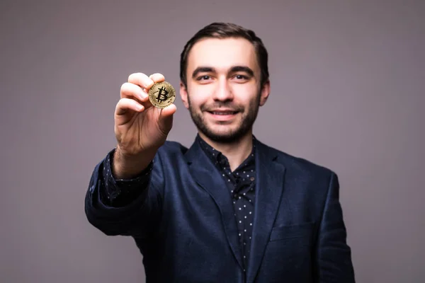 Handome 비즈니스 남자 지적 bitcoin 어두운 배경에서 분리 하는 카메라에 — 스톡 사진