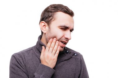 Beyaz arka plan karşı ağrıyı durdurmak için yanağını dokunmadan diş ağrısı, portre, acı yakışıklı delikanlı. Güçlü diş ağrısı