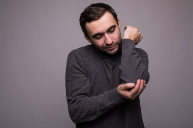 İnsanlar, sağlık ve sorun konsepti - gri arka planda acı çeken mutsuz bir adam