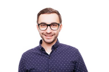 Beyaz gömlek ve beyaz arka plan üzerinde mutlu bir şekilde izole gülüyor gözlük genç adam