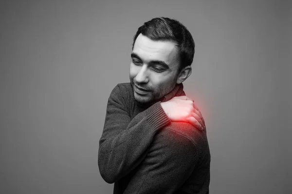 Joven con dolor en el cuello Foto en blanco y negro con lunar rojo — Foto de Stock