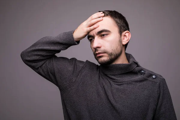 Hombre guapo con dolor de cabeza, primer plano, aislado sobre fondo blanco — Foto de Stock