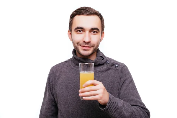Bardak portakal suyu tutarak ve üzerinde beyaz izole jest Yaşasın gösterilen mutlu sakallı adam — Stok fotoğraf