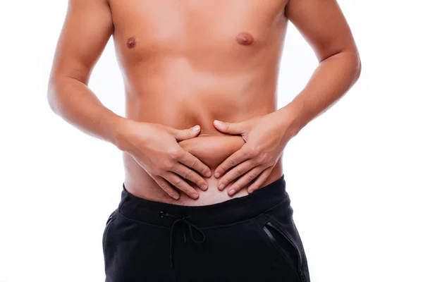 Joven gordo comprobando su peso aislado sobre fondo blanco. El comienzo de la grasa de los jóvenes . — Foto de Stock