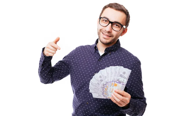 Ritratto di un uomo serio e sicuro che tiene in mano un mucchio di banconote e punta il dito contro la telecamera isolata su sfondo bianco — Foto Stock