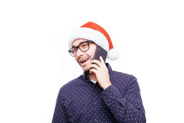 Jongeman gelukkig toevallige gesprekken op telefoon in KERSTMUTS op wit — Stockfoto