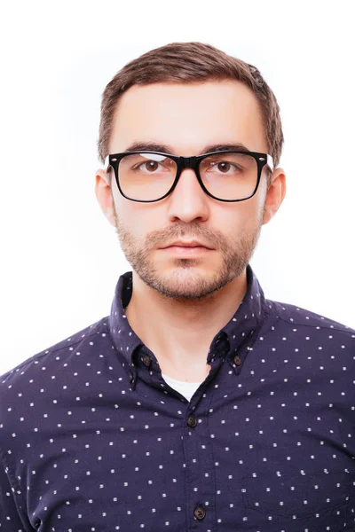 Portrét hapy chytrý mladík v brýlích na bílém pozadí — Stock fotografie