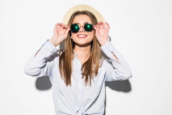 Szép vidám fiatal nő a nyári ruhák és nyári kalap, mint egy fehér háttér — Stock Fotó