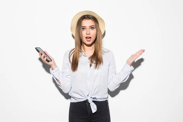 Крупный план портрет счастливой возбужденной молодой девушки в шляпе, глядя на телефон изолированный белый фон. Позитивные человеческие эмоции, выражение лица — стоковое фото