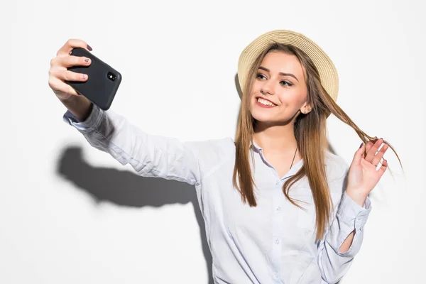 Kalap állt, és vesz egy elszigetelt fehér háttér felett selfie-mosolygó vonzó nő portréja — Stock Fotó