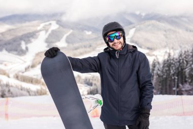 Snowboard Snowboard yamaçlarında kar Dağları yakın tepeye portre, üstüne snowboard tutun. Kayak Merkezi.