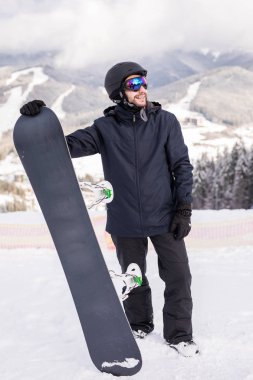Snowboard Snowboard yamaçlarında kar Dağları yakın tepeye portre, üstüne snowboard tutun. Kayak Merkezi.