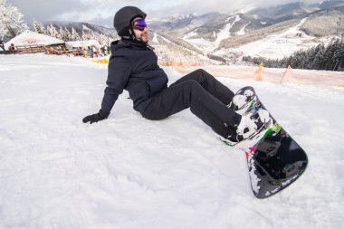 snowboard binmek önce kar tepede Tespitleme hill düğmeleri