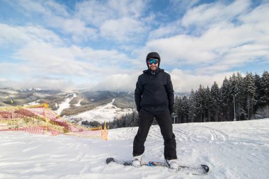 Tepeden aşağı dağ tepe üzerinde yolculuk yolda kayan snowboarder
