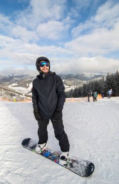 Tepeden aşağı dağ tepe üzerinde yolculuk yolda kayan snowboarder