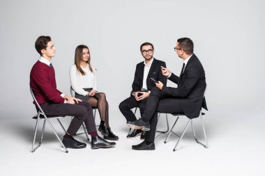 Çok kültürlü ofis personel oturma sahip toplantı birlikte ve tartışmak. Takım oluşturma.