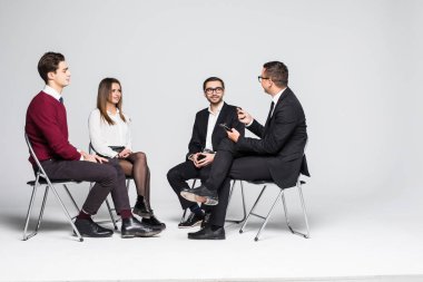 Üyeleri, destek grubu oturma içinde sandalye sahip beyaz arka plan üzerinde izole Toplantı