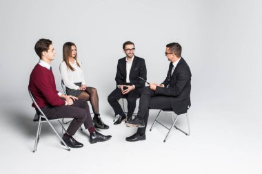 Çok kültürlü ofis personel oturma sahip toplantı birlikte ve tartışmak. Takım oluşturma.