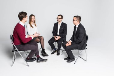 Üyeleri, destek grubu oturma içinde sandalye sahip beyaz arka plan üzerinde izole Toplantı