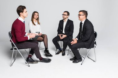 Yaratıcı işadamları sandalye üzerinde beyaz izole bir dairede Toplantı