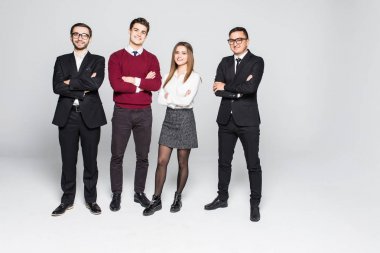 Beyaz arka plan üzerinde izole iş adamları gülümseyen bir grup