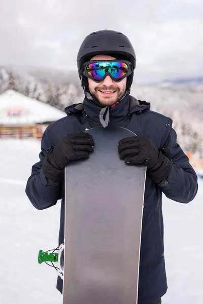 Snowboardzista człowiek stoi z snowboard. Portret zbliżenie. — Zdjęcie stockowe