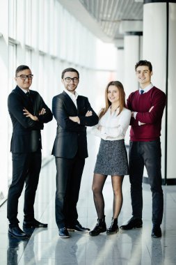 iş adamları çapraz eller ve ekibi Office ile gülümseyen iş ve office kavram-