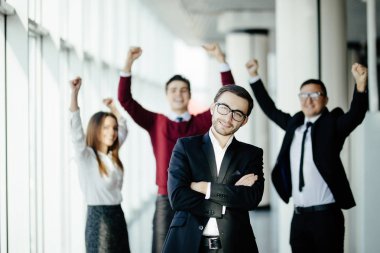 yakışıklı iş adamı office onların başarı kutluyor onun takım üyesi önünde