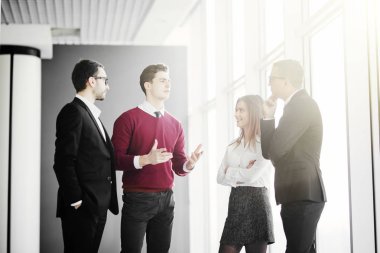 Resmi olmayan toplantı ofis lobisinde üzerinde tartışırken iş adamları