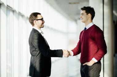 Ofis binası içinde sallayarak işadamları tam uzunlukta yan görünüm eller