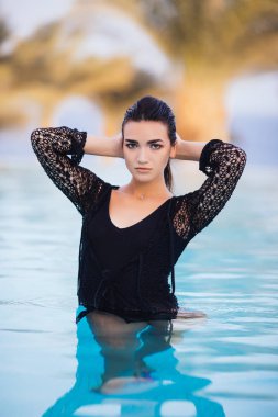 Suda rahatlatıcı yüzme havuzunda genç kadın