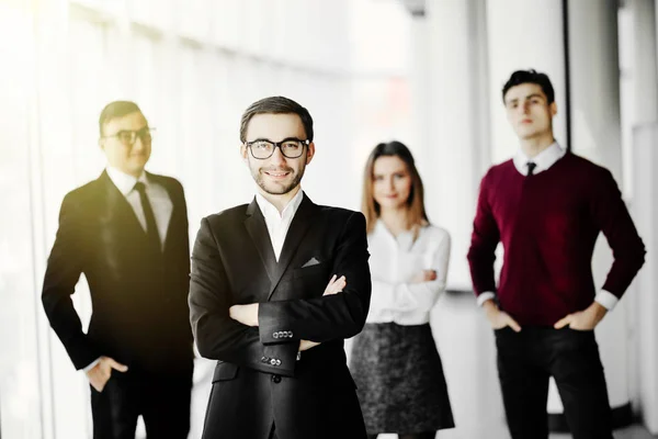Potrait of a Businessman standing in Front of Business team in office hall — Stock Photo, Image