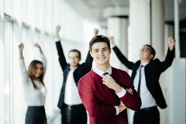Handsome business man in front of his team member celebrating their achievement in office — Stock Photo, Image