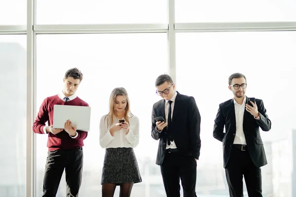 Business, teamwerk, mensen en technologie concept - bedrijf team met tablet pc-computers en smartphones bijeenkomst in Bureau tegen windows — Stockfoto