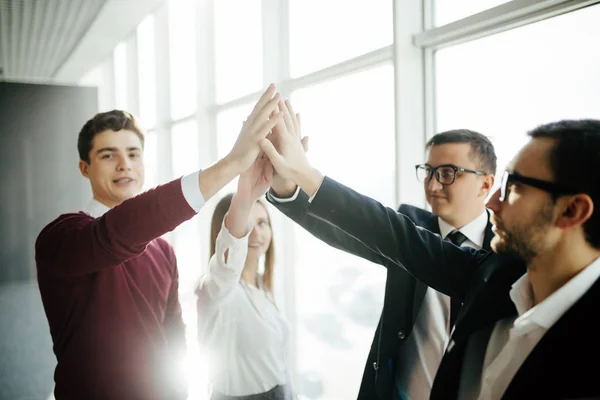 De gelukkige zakenmensen groet op de achtergrond van de zon, teambuilding — Stockfoto