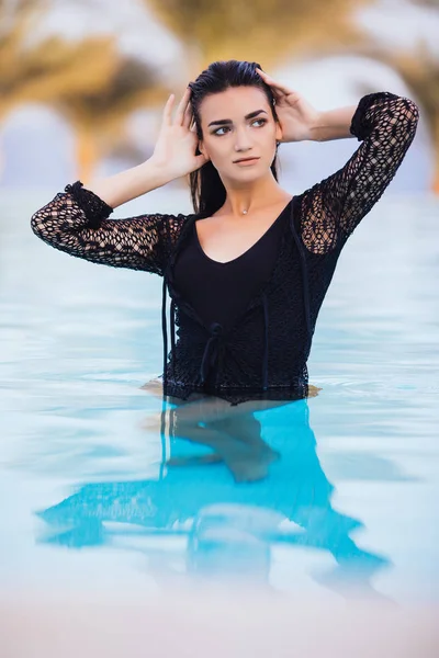 Retrato morena mujer relajarse lujo piscina infinito mar relajarse y nadar —  Fotos de Stock