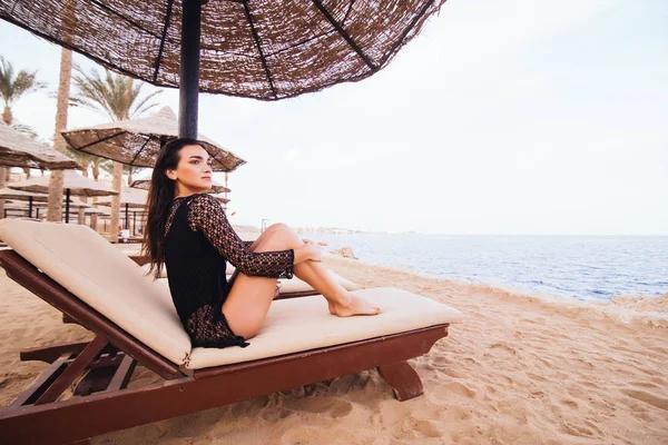Мбаппе и сексуальная брюнетка в бикини отдыхают на океанском пляже под пальмами. Путешествия, отдых, концепция отпуска . — стоковое фото