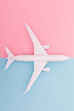Minyatür oyuncak uçak mavi ve gül arka plan üzerinde. Uçak gezisi. Üstten Görünüm