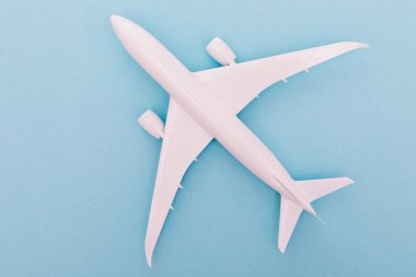 Açık mavi renkli beyaz uçakta. Üstten Görünüm