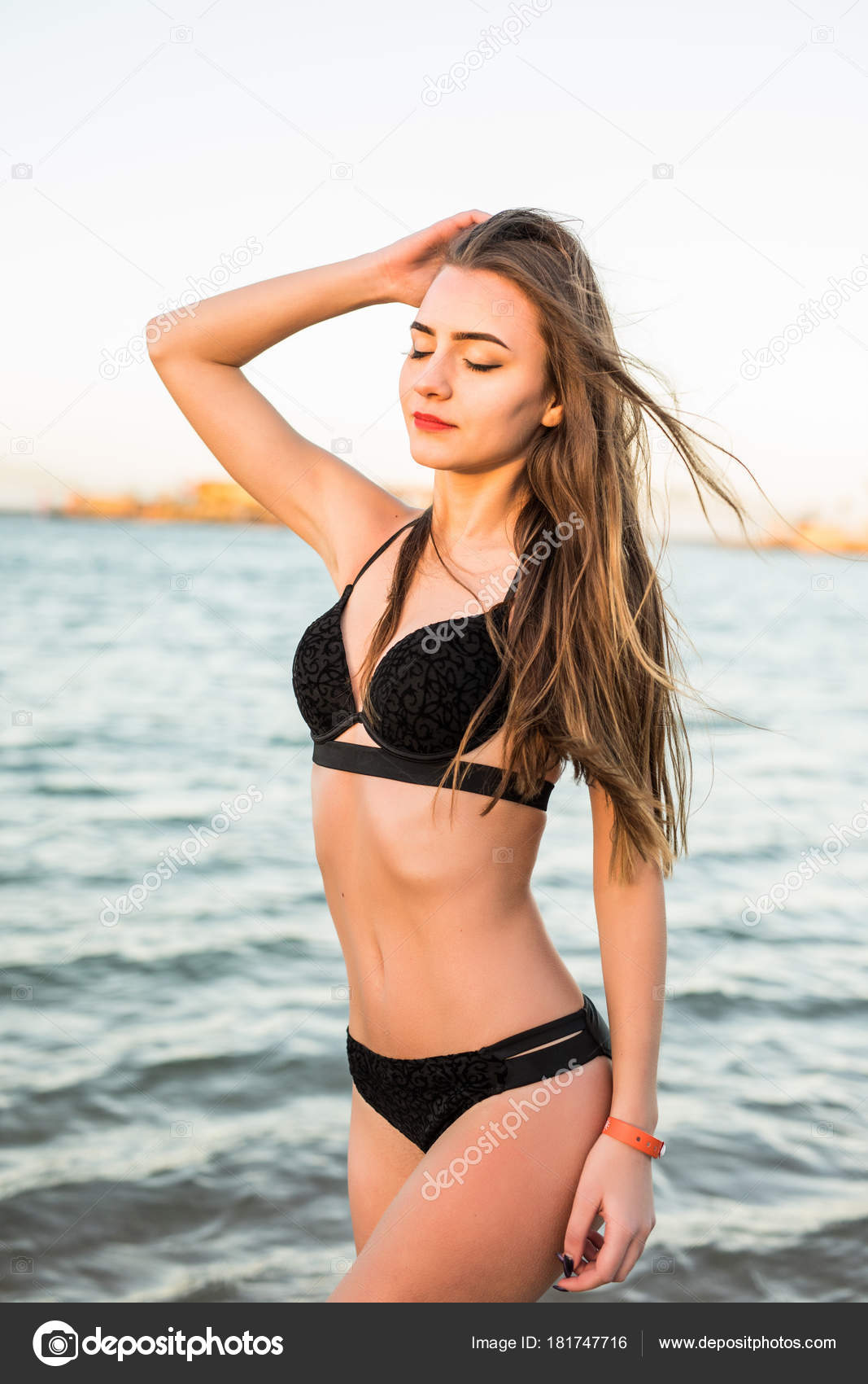 Joven chica hermosa en bikini traje de bano blanco posando en la playa a la luz del sol. Retrato soleado Foto de stock 181747716 dan.grytsku.gmail