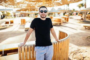 Sahil plaj restoran dinlenme yakışıklı genç