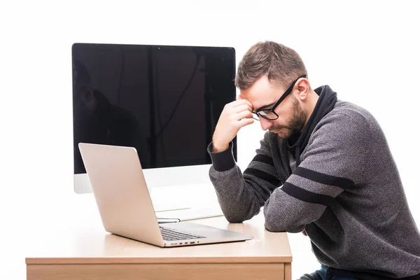 Triste hombre guapo en gafas de trabajo en el ordenador portátil con pantalla de monitor en la espalda — Foto de Stock