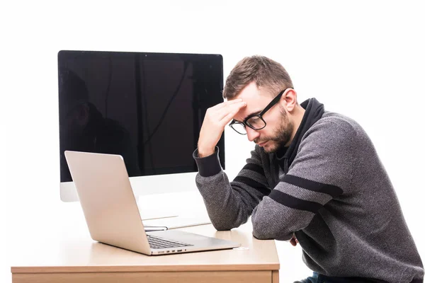 Problemi tristi bell'uomo in occhiali che lavora su laptop con schermo di monitor sulla schiena — Foto Stock