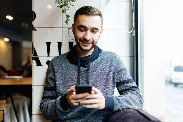 Cep telefonu kafede sakallı adam portresi — Stok fotoğraf