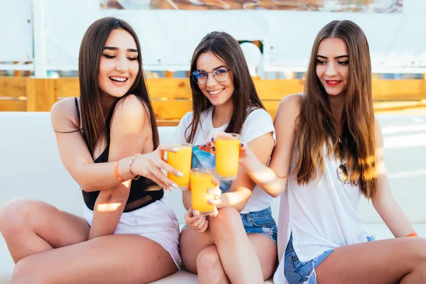 Tres Mujeres Beben Cóctel Relajado Humor Divertido Resort Verano — Foto de Stock