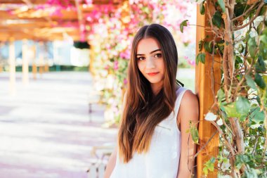 Plaj bar cafe genç neşeli kız. Güzel gülümseyen Bayan sersem bir kenara seyir ayakta portresi