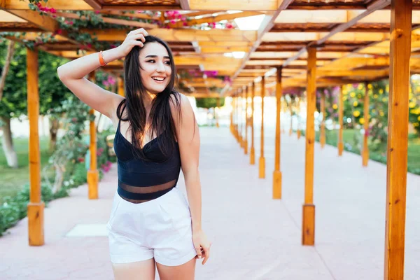 Retrato Aire Libre Chica Morena Traje Verano Elegante Posando Cafetería —  Fotos de Stock