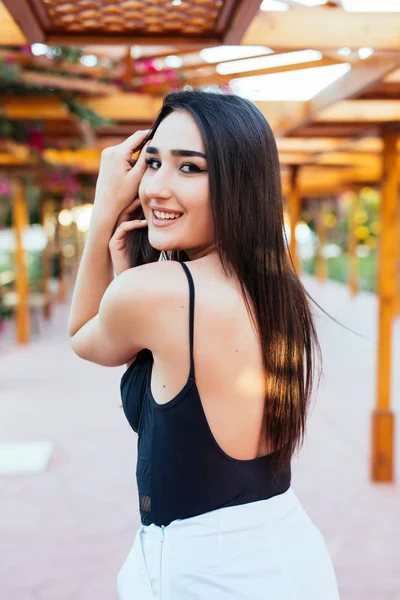 Mooie Brunette Een Zomerterras Aan Zee Een Zomerterras — Stockfoto