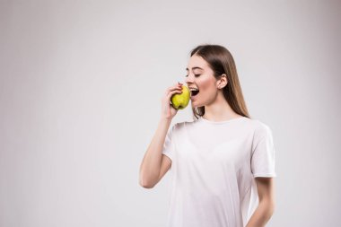 genç kadının boynuna ip atlama ile kırmızı taze elma yeme sağlıklı sportif figürü