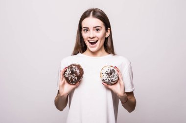 Beyaz bir arka plan üzerinde iki sırlı donut ile güzel kadın